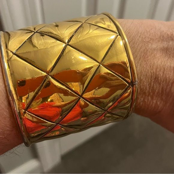 AUTHENTIC CLASSIC CHANEL MATELASSE CUFF- 24kt GOLD PLATED - Picture 8 of 10